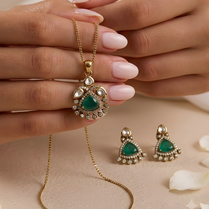Emerald Green Kundan Pendant Necklace Set